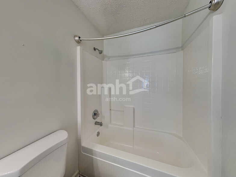 Building Photo - 105 Bay Hill Dr