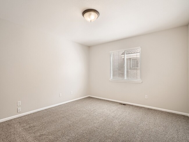 Building Photo - Newly Remodeled Home in the Broadlands!  4...