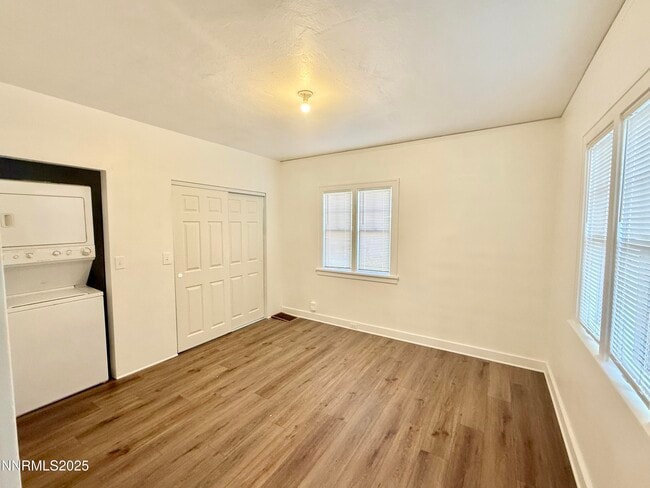 Building Photo - 531 E Taylor St