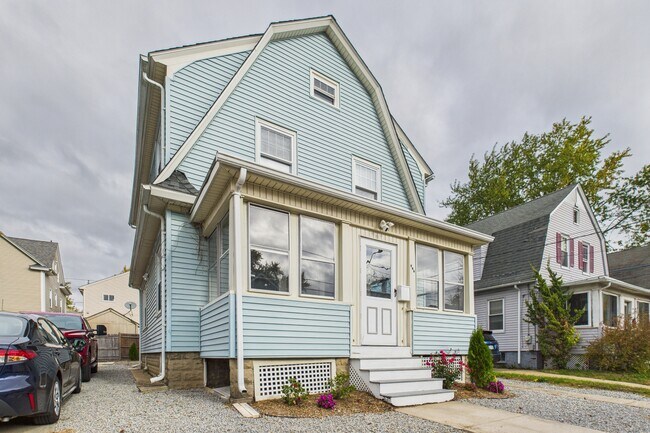 Primary Photo - 263 Narragansett St