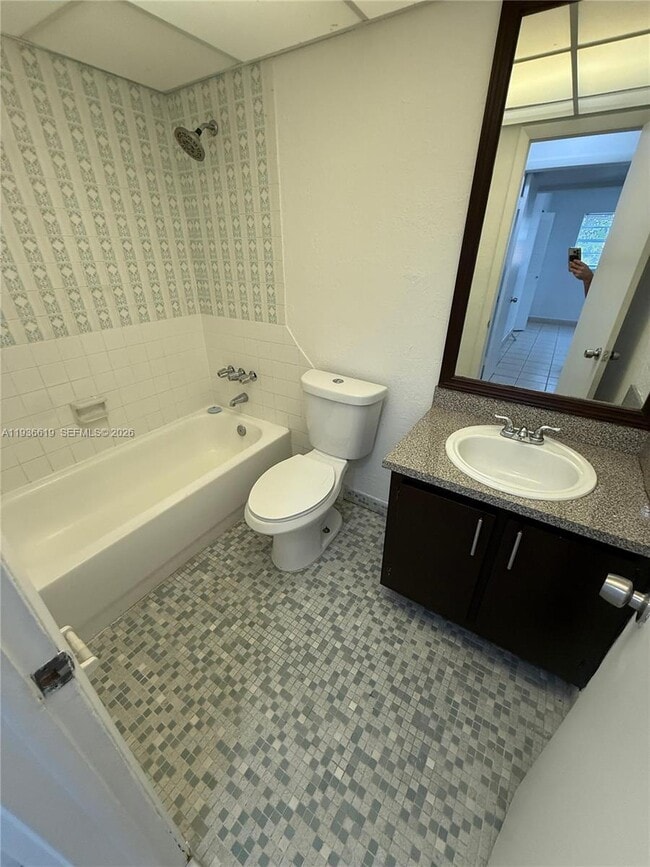 Building Photo - 1305 W 53rd St