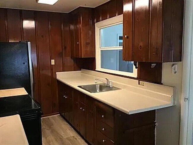 Building Photo - Available immediately! 1,700/mo 2BD/1BA ho...