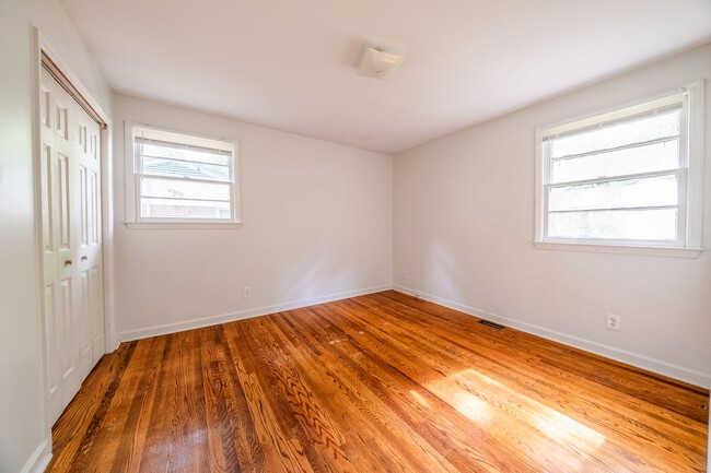Building Photo - 3-bedroom, 1-bath home with a fenced-in yard, located on Guerrant Street in Greensboro