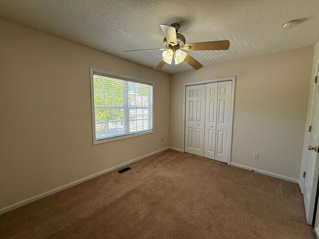 Building Photo - 2 bedroom, 2.5 Bath Townhouse