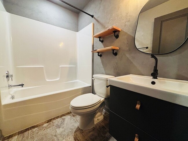 Building Photo - 3-4 Bedroom, 3.5 Bath Townhouse