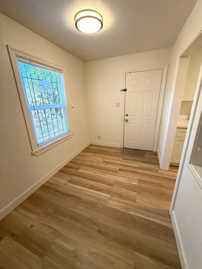 Building Photo - 877 Eleanor Ave