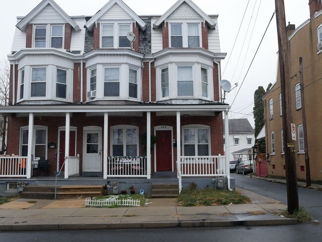 Primary Photo - Spacious 5-Bedroom Home in Allentown with ...