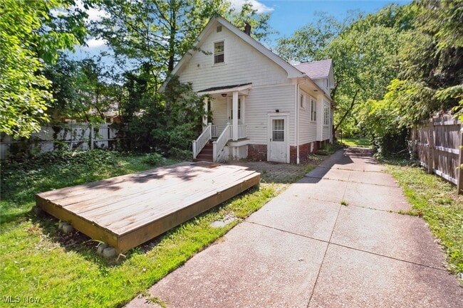 Building Photo - 1507 Crest Rd