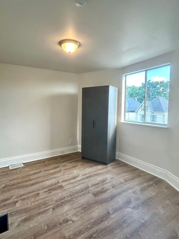 Building Photo - 723 Taylor Ave