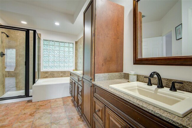Building Photo - 1810 Oakleaf Cir