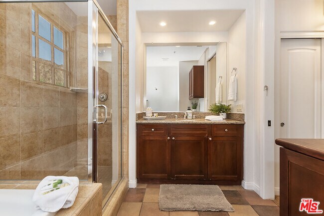 Building Photo - 48613 Classic Dr