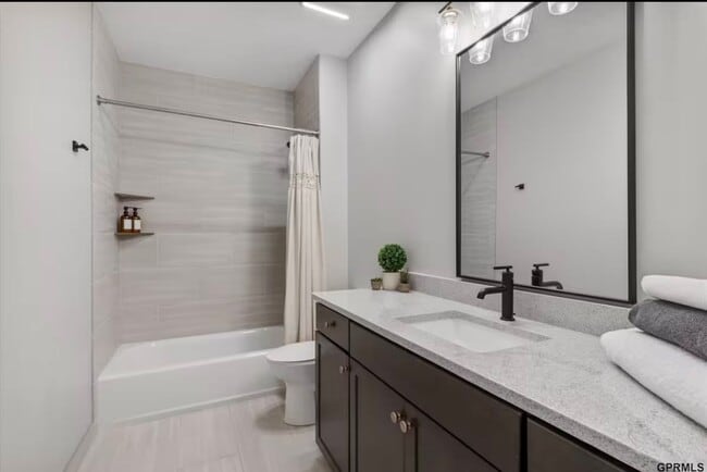 Building Photo - Fully Furnished 2 Master Suites | Luxe Townhome Near UNMC