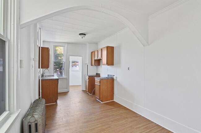 Building Photo - Spacious 5 Bedroom, 1 Bath Home!