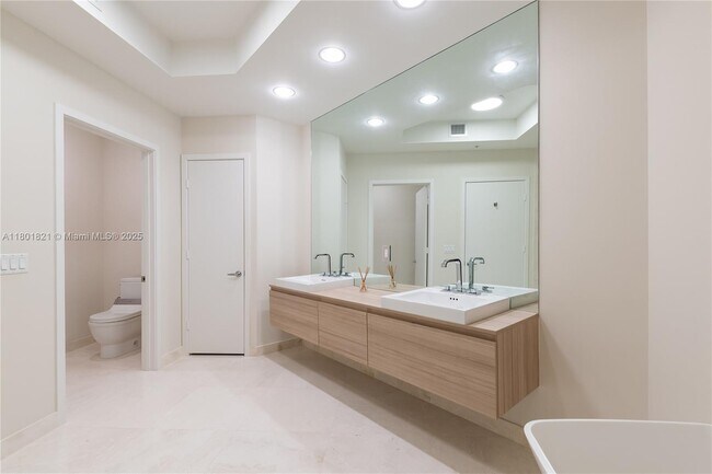 Building Photo - 17111 Biscayne Blvd