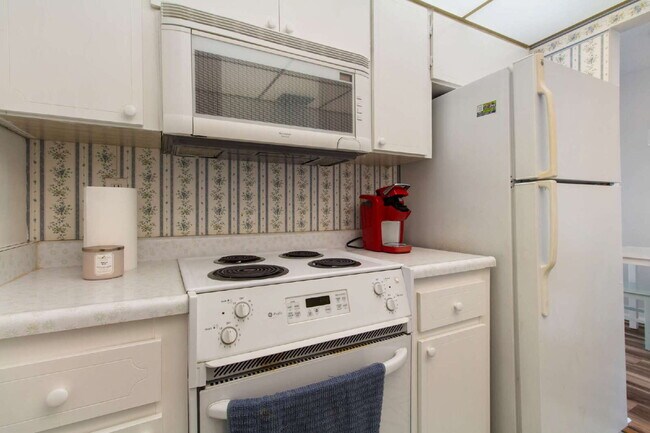 Building Photo - beautifully Furnished 1 Bedroom, 1 Bath, Walk-in Closets in both bedrooms. with a community Heate...