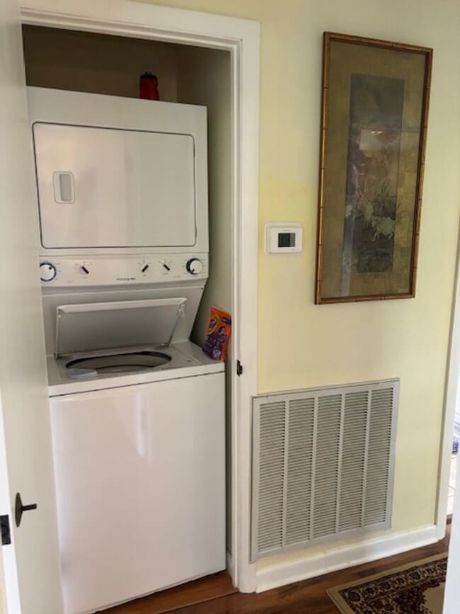 Building Photo - Knoxville 37921 - 3 bedroom, 1 Bath Upstairs Unit,  - Contact Troy Adams (865) 233-6949