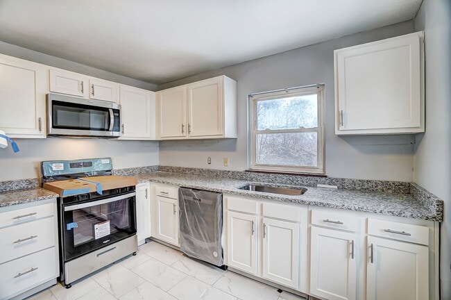 Building Photo - Four Bedroom Available!