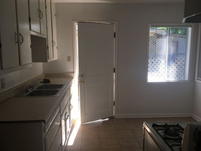 Building Photo - 2 Bedroom, 1 Bathroom Roseville Cottage for Lease.