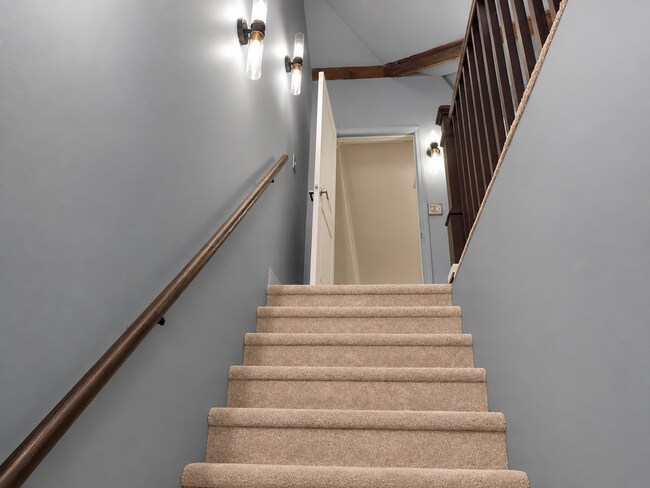 Building Photo - Available Stunning 5-Bedroom, 3-Bath Townhome with High-End Finishes