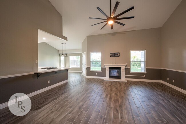 Building Photo - North West Fresno Modern/Updated Home, 3BR/2BA, Built 2004 - Lots of Amenities!