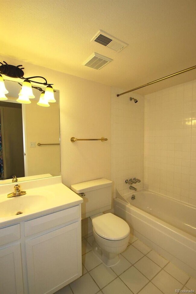 Building Photo - 3 bed 2 bath Condo in Centennial!