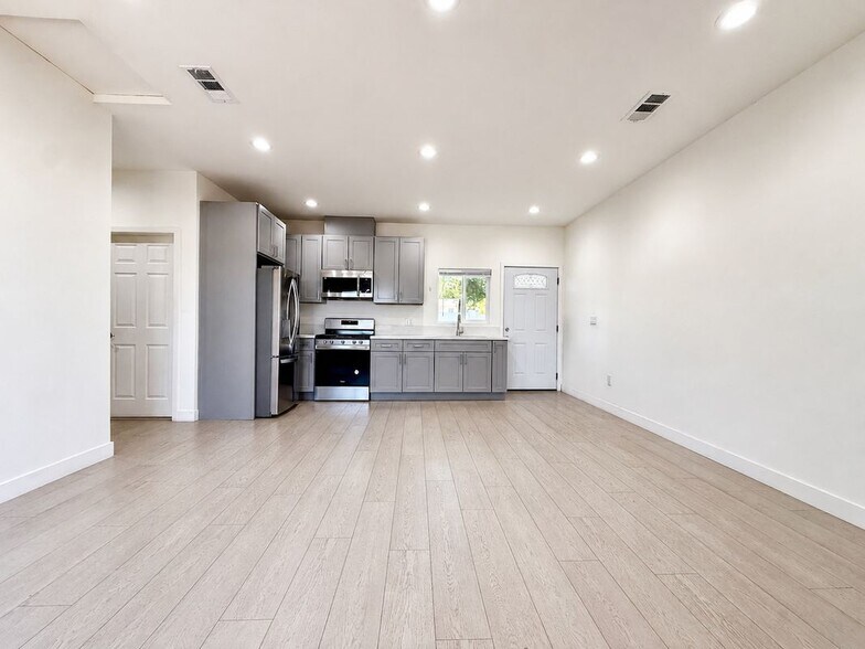 Building Photo - 10723 Rhodesia Ave