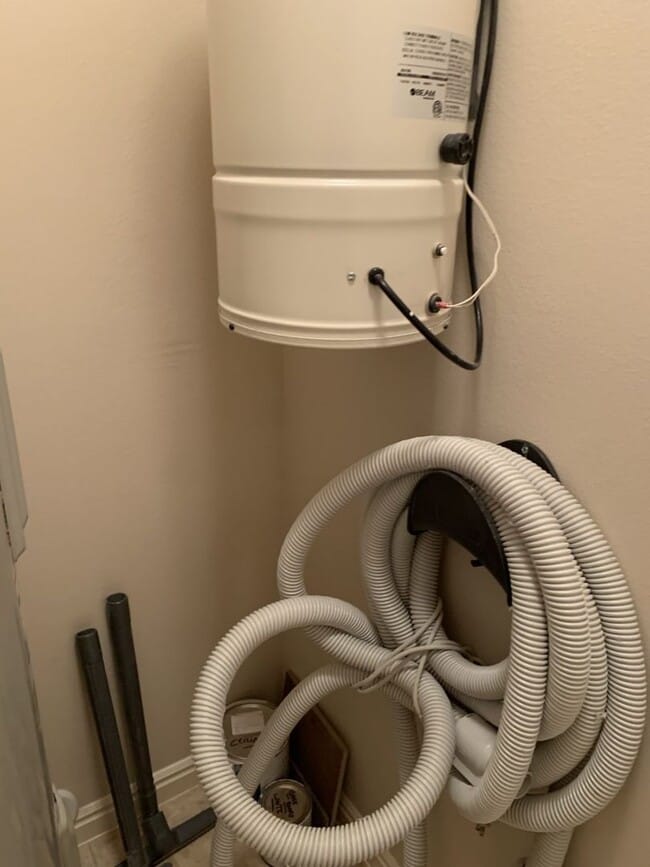 Building Photo - Skyhawk 3 bedroom 2.5 bath with a single car garage