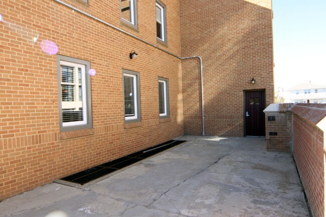 Building Photo - 623 S Wolcott St