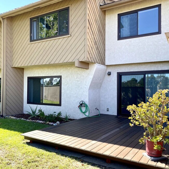 Building Photo - Beautiful - Upgraded 3 Bedroom Townhome - Excellent location