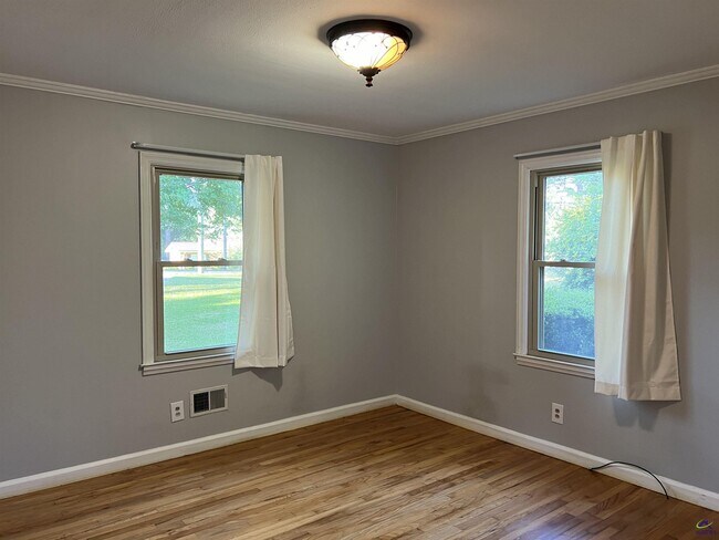 Building Photo - 2855 Riverview Rd