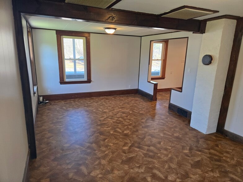 Building Photo - 521 Riverside Dr