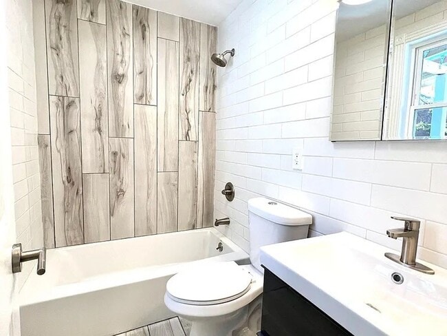 Building Photo - Newly Renovated 3 Bedroom Apartment - Poug...