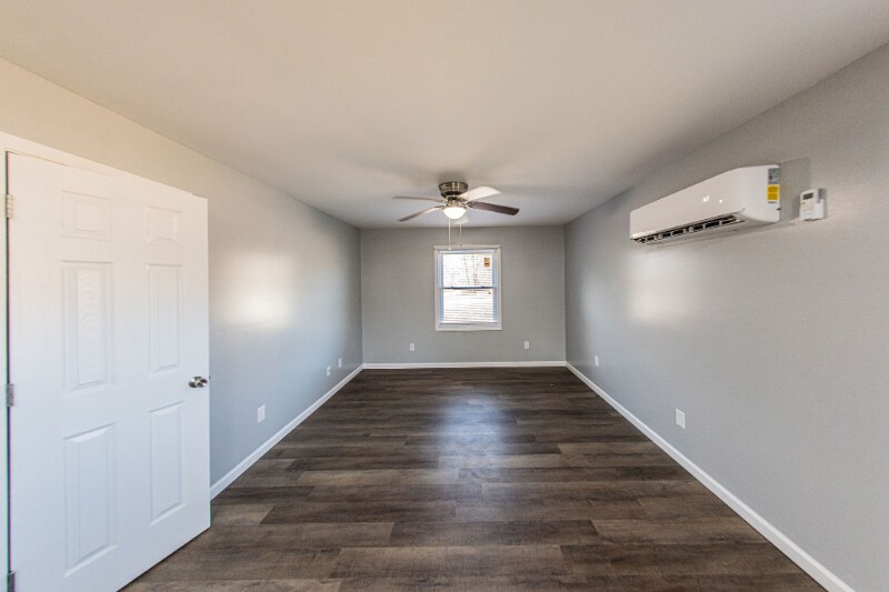 Building Photo - 120 Lake Dr