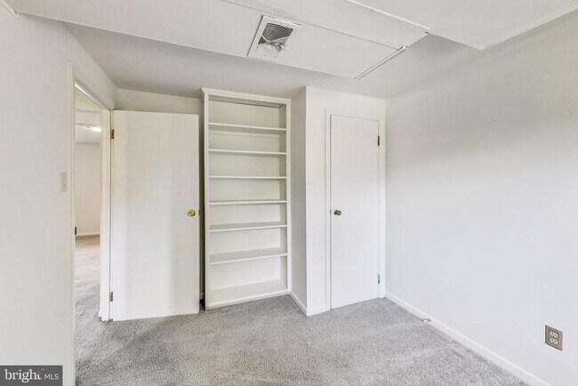 Building Photo - 1208 Pinewood Dr
