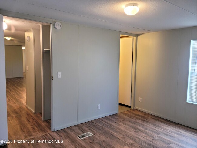 Building Photo - 5323 S Knobhill Terrace