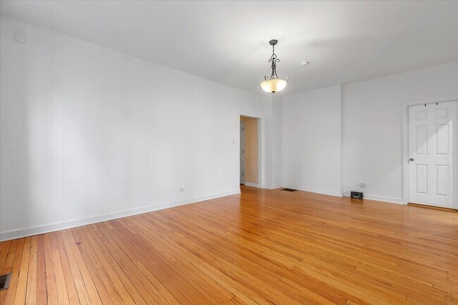 Building Photo - 6445 N Greenview Ave