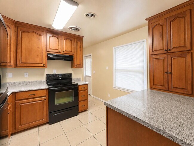 Building Photo - "Charming 3-Bed Oasis with Spacious Living in Fort Walton Beach!"