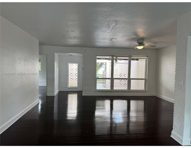 Building Photo - 5320 SW 89th Ave