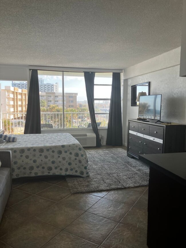 Building Photo - Furnished Beachside Studio Apartment