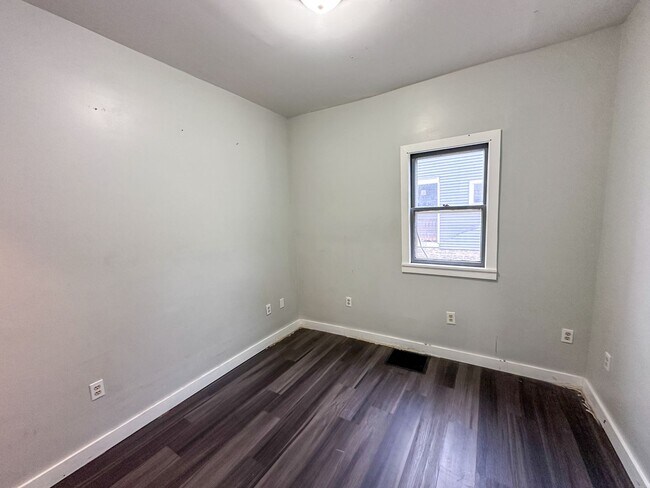 Building Photo - 921 Fourth NW