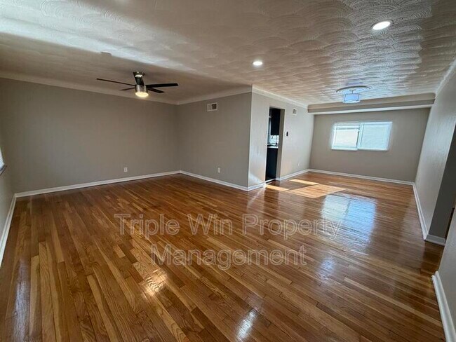 Building Photo - 2408 Caverhill Dr