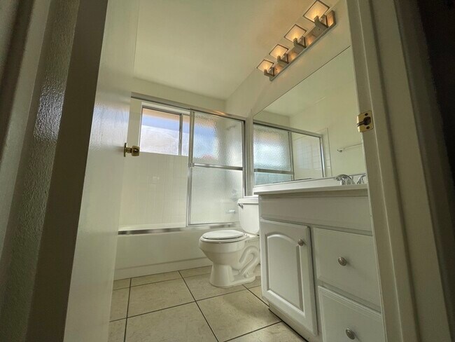 Building Photo - Carry Over Showing: This property has been shown before and will be rented to the first most qual...