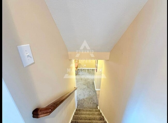 Building Photo - Beautiful Millcreek Home!