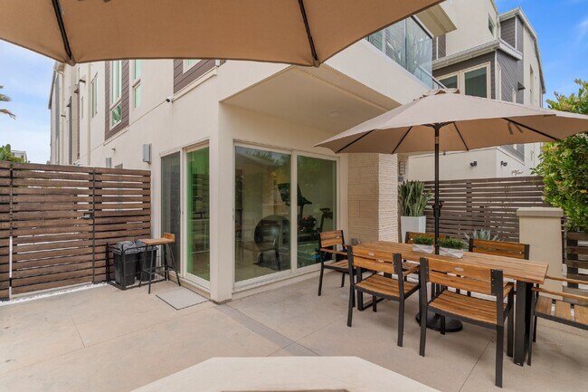Building Photo - Contemporary luxury in a prime beachside l...