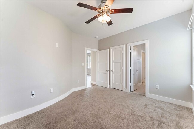 Building Photo - 4310 Fernwood Dr