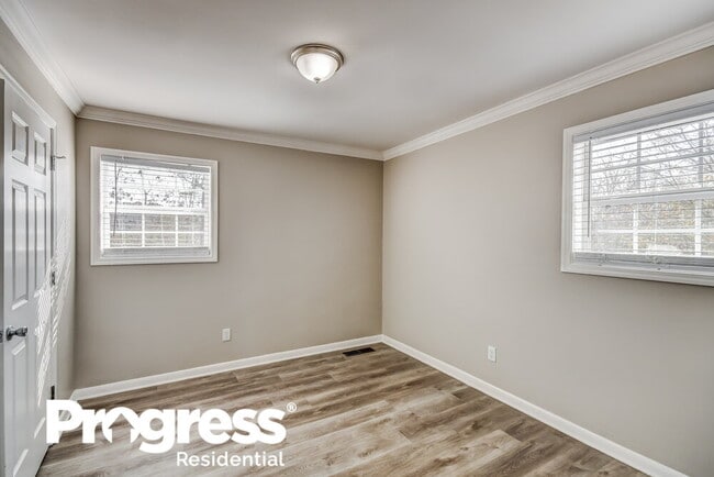 Building Photo - 2827 Arrowhead Dr NE