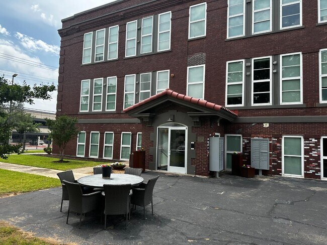 Building Photo - 1403 Corinth St