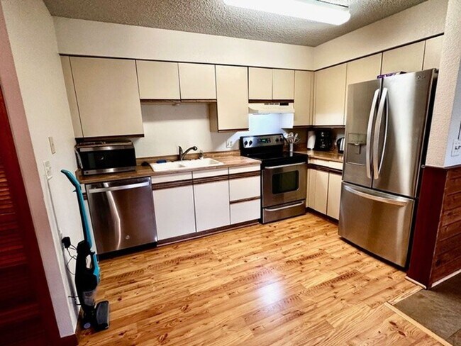 Building Photo - Long Term Rental- 549C Rainbow Village