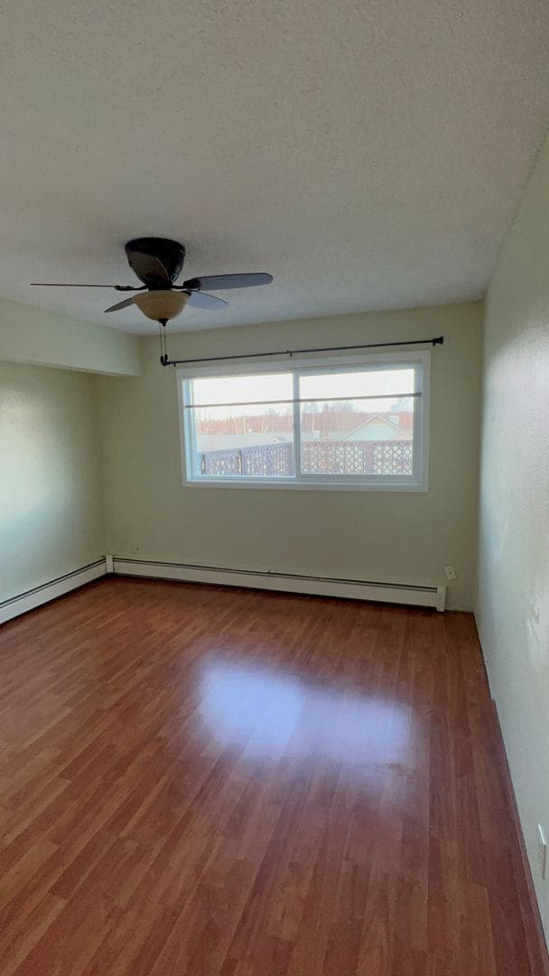 Building Photo - 3 Bedroom Apartment in Jewel Lake w/ Garage!