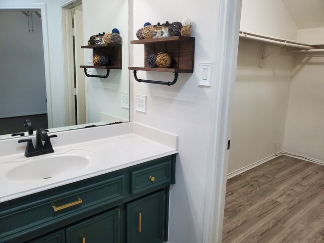 Building Photo - 6811 Independence Blvd